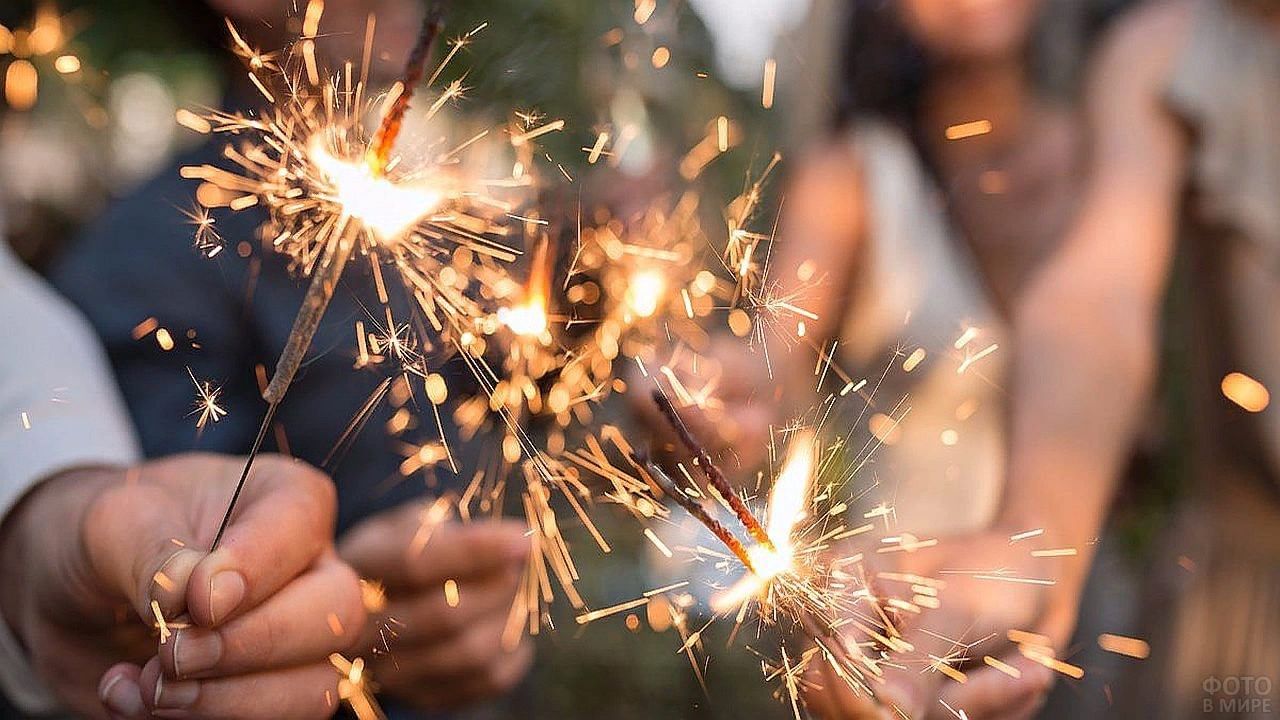 Развлекательная программа «Новый год зажигает огни».