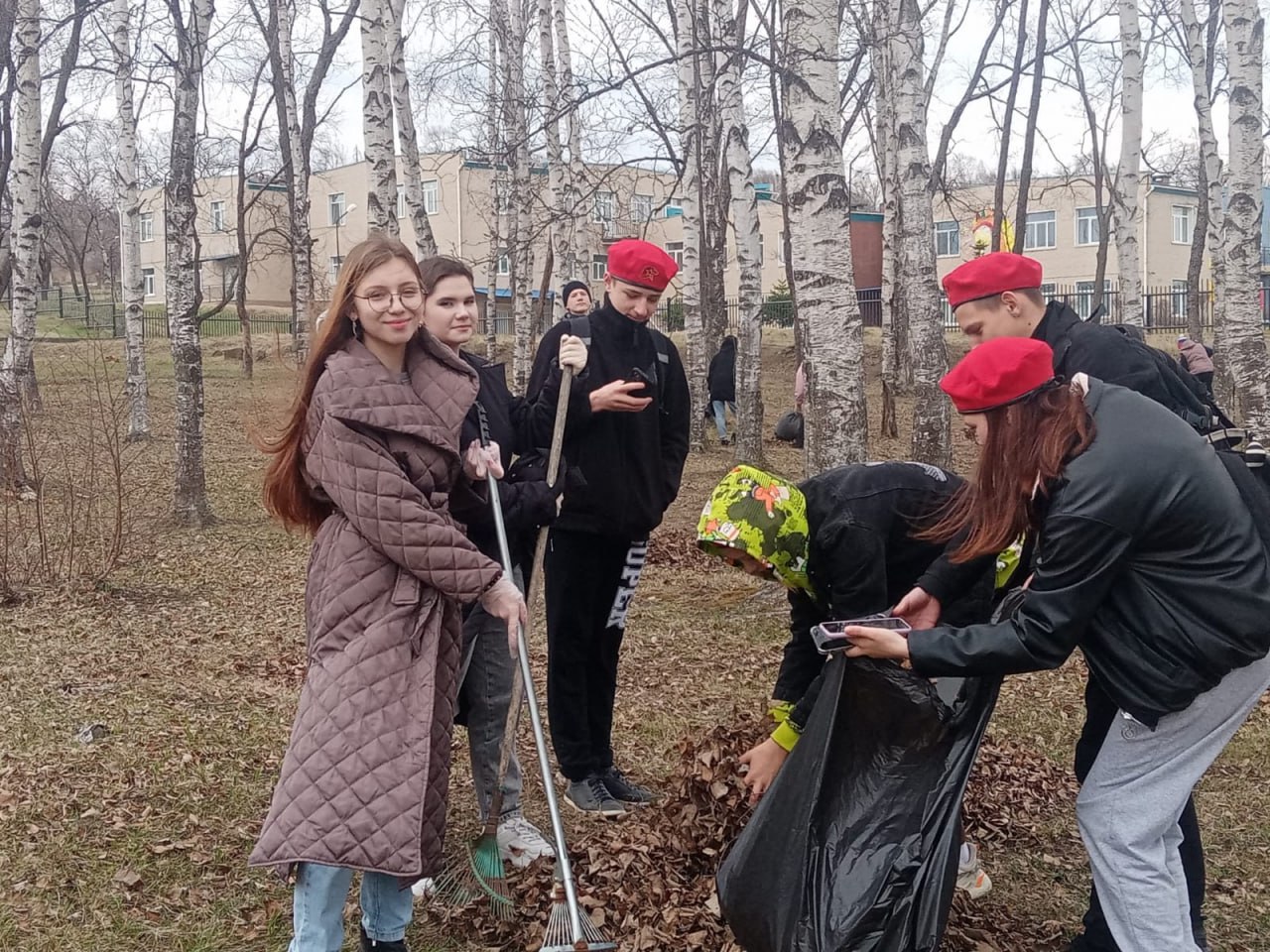 Шефство над «Памятным знаком пехотному училищу» взяли ученики школы.