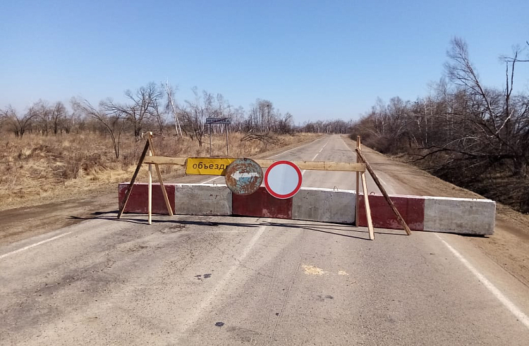 Переливы образовались на двух участках приморских дорог.