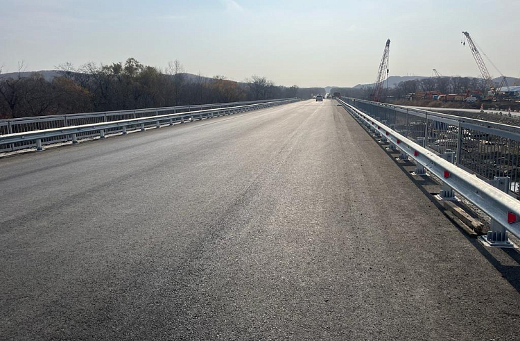 Открыто движение по новому мосту через Петровку в Приморье.