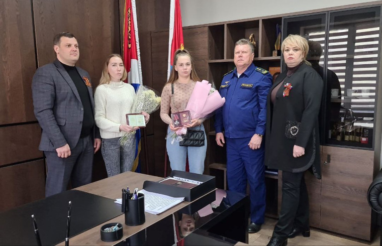 Сегодня, 3 мая, в здании администрации Шкотовского района вручены ордена Мужества семьям погибших в ходе спецоперации военнослужащих. Сегодня, 3 мая, в здании администрации Шкотовского района вручены ордена Мужества семьям погибших в ходе спецоперации военнослужащих.